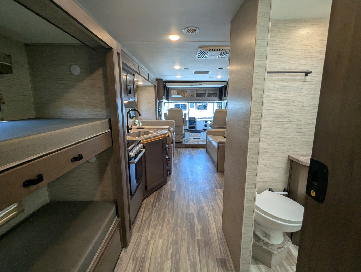2022 Thor Motor Coach A.C.E. 32.3 - Image 31