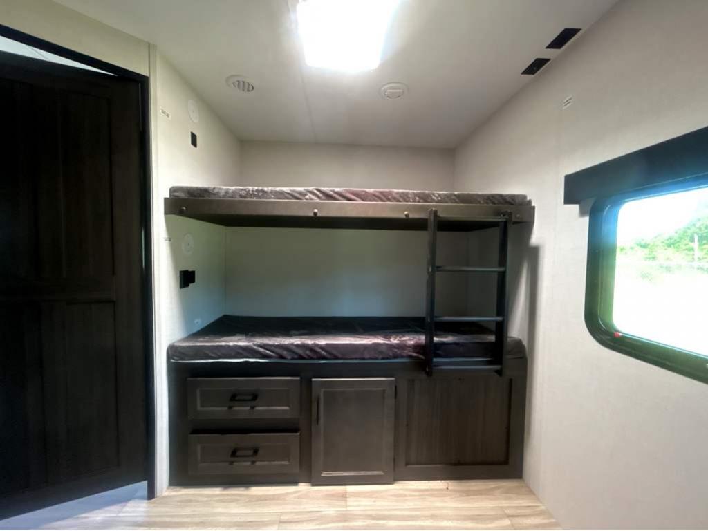 2026 VENTURE RV SPORTTREK 327VIK - Image 21