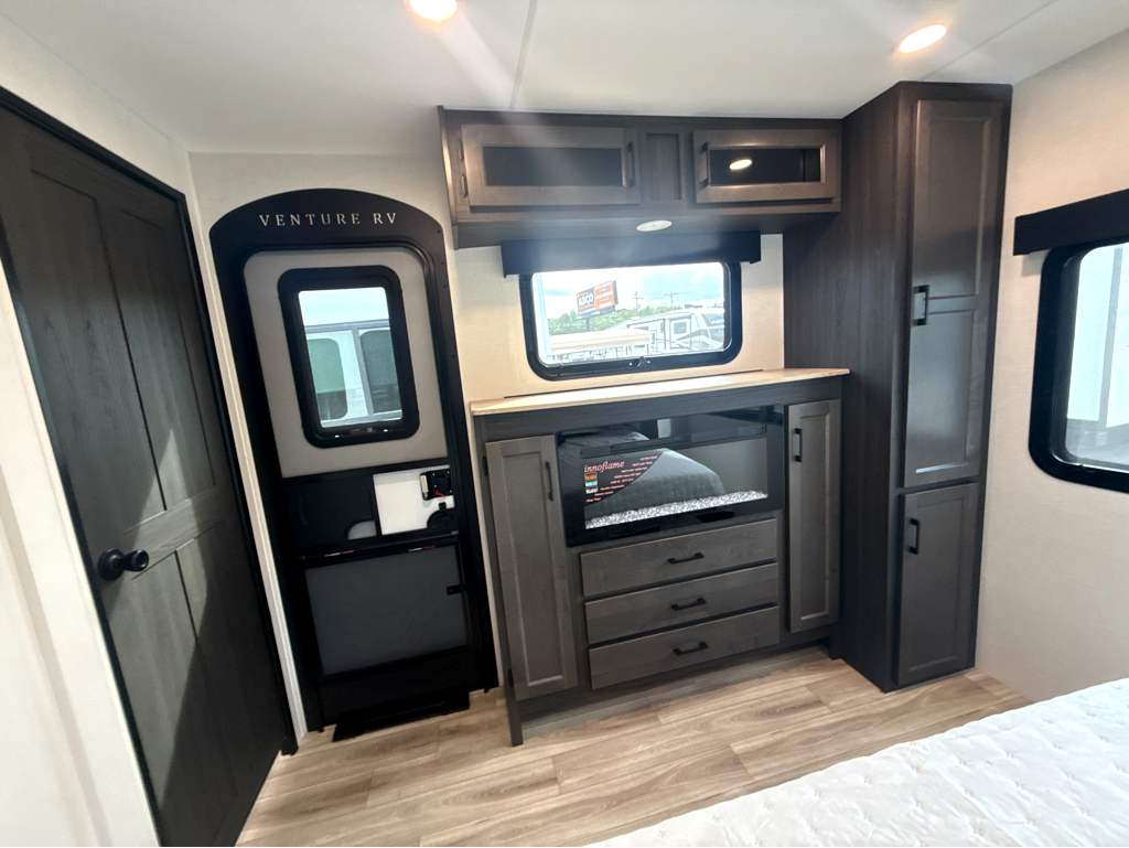2027 VENTURE RV SPORTTREK 333VFK - Image 22