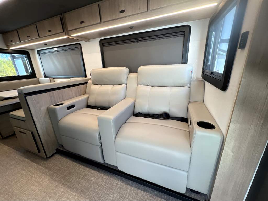 2026 GRAND DESIGN LINEAGE SERIES F 31ZW - Image 8