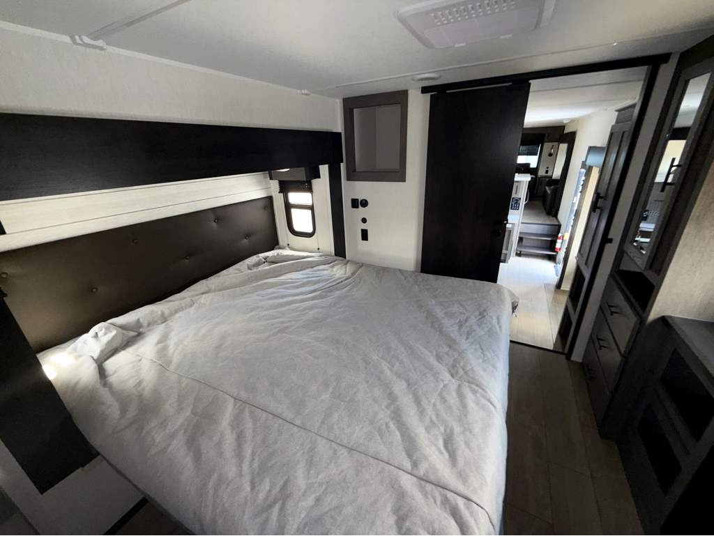 2026 FOREST RIVER ARCTIC WOLF 3950 SUITE - Image 29