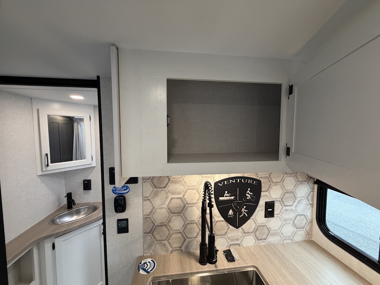 2026 VENTURE RV SPORTTREK STINGER 232VRL - Image 24