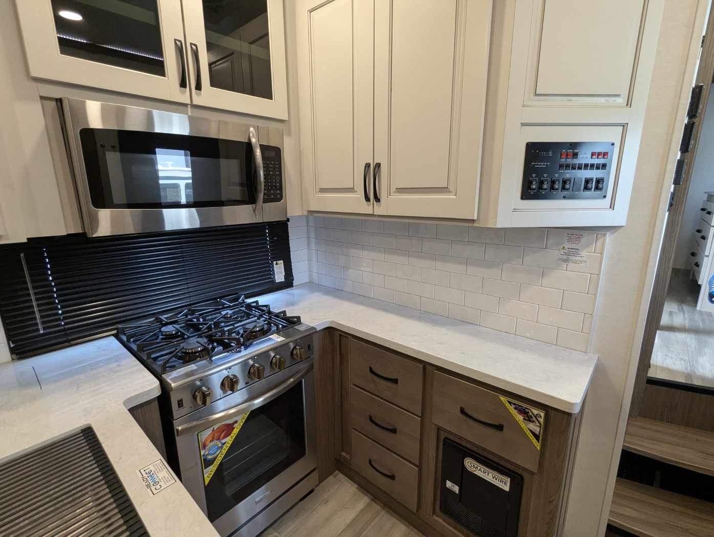 2024 Alliance RV Paradigm 395DS - Image 9