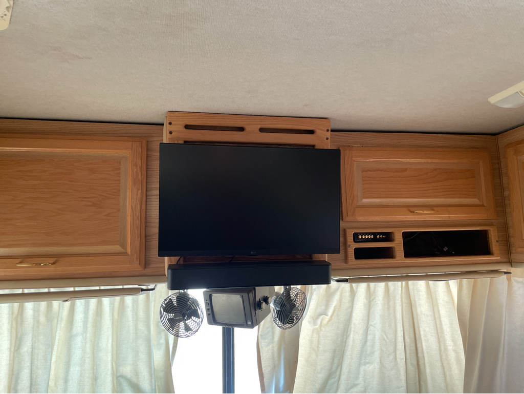 2000 Fleetwood Bounder 34T - Image 22