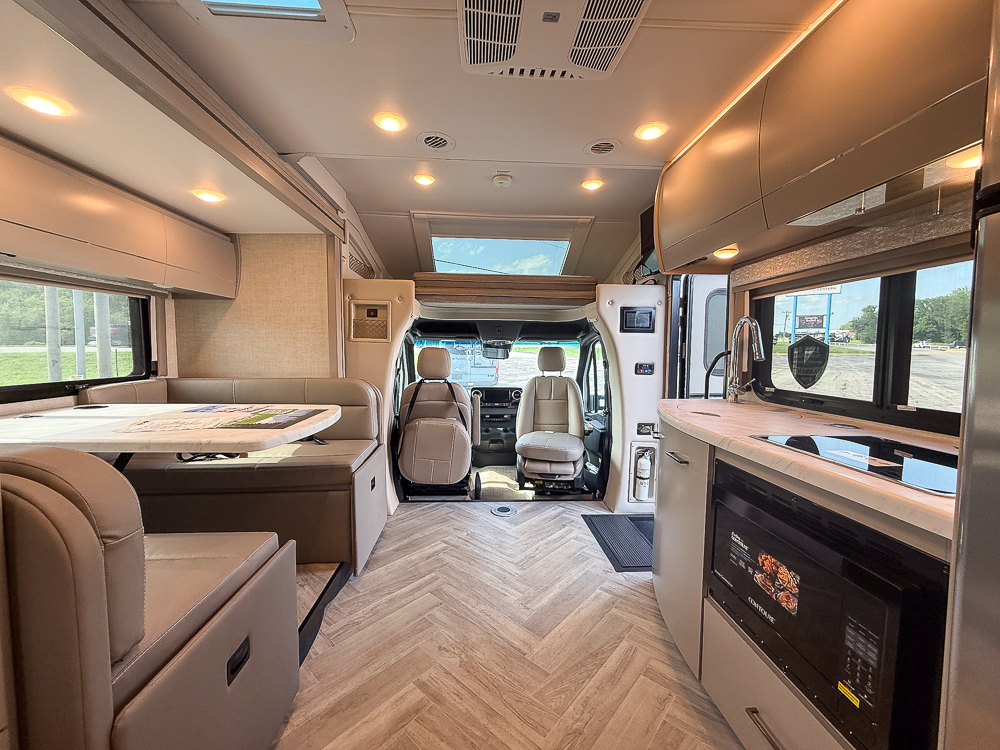 2025 THOR MOTORCOACH 24TT - Image 61