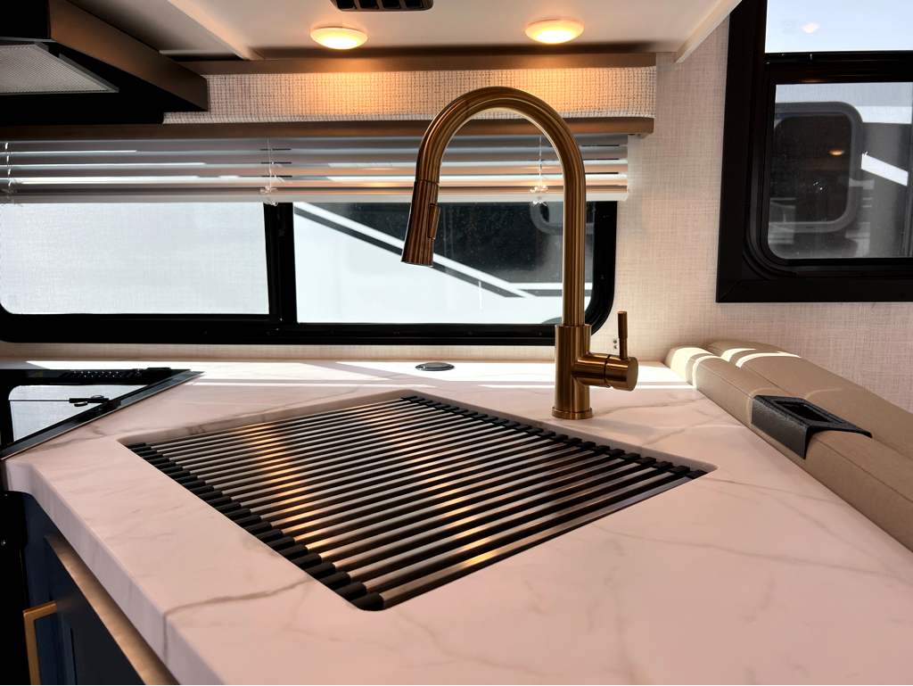 2027 THOR MOTOR COACH MAGNITUDE GA28 - Image 13