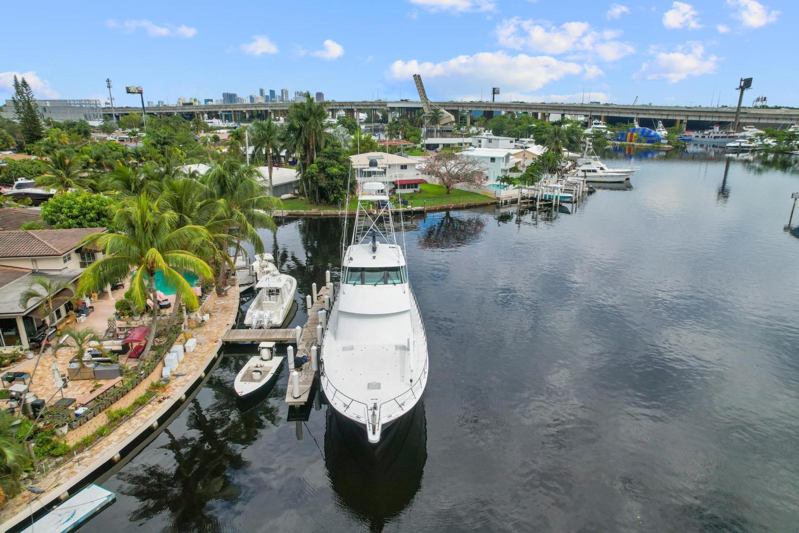 1998 Hatteras 82 Convertible - Image 7