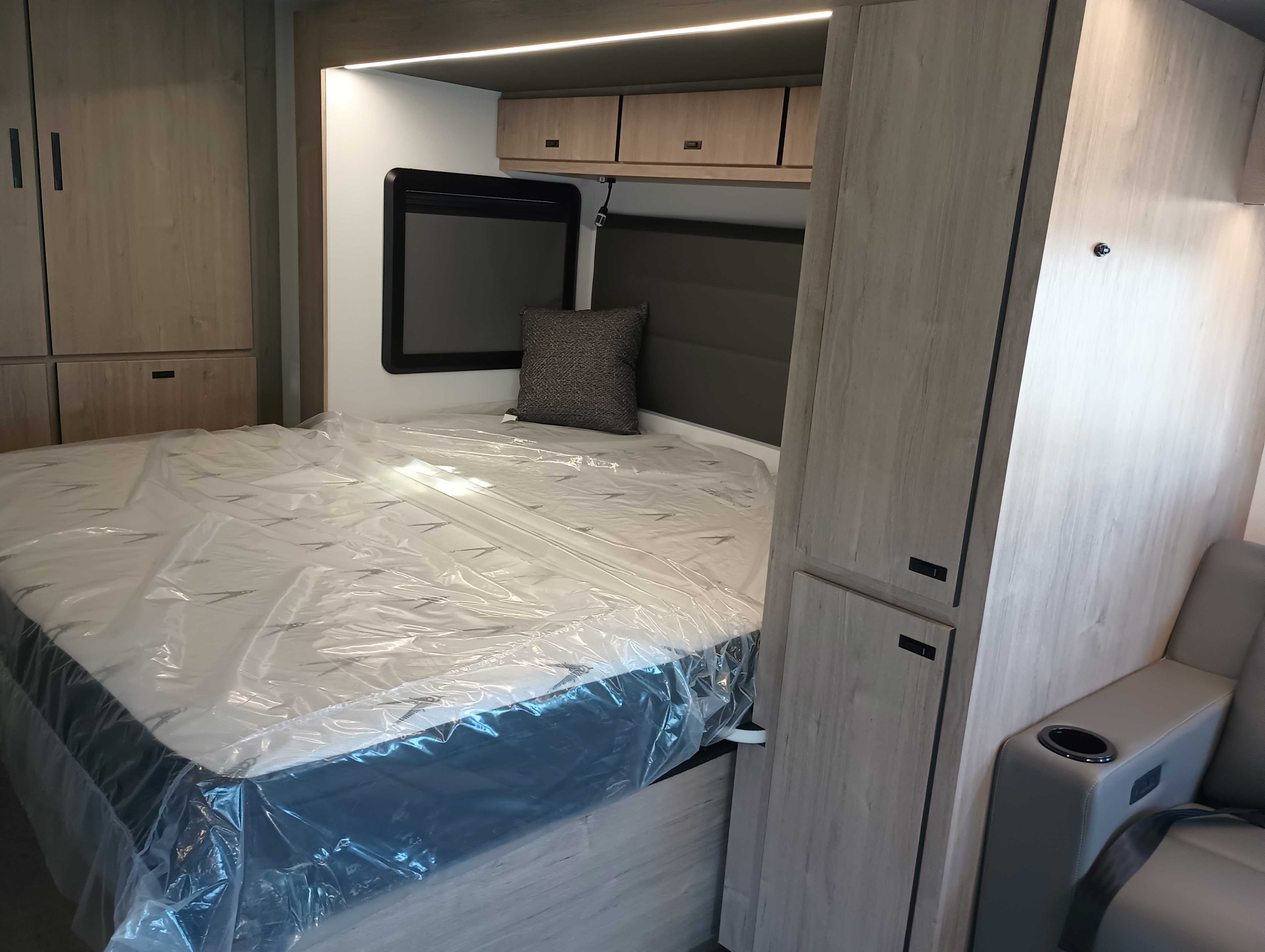 2027 Grand Design Lineage Series M 25FW - Image 9