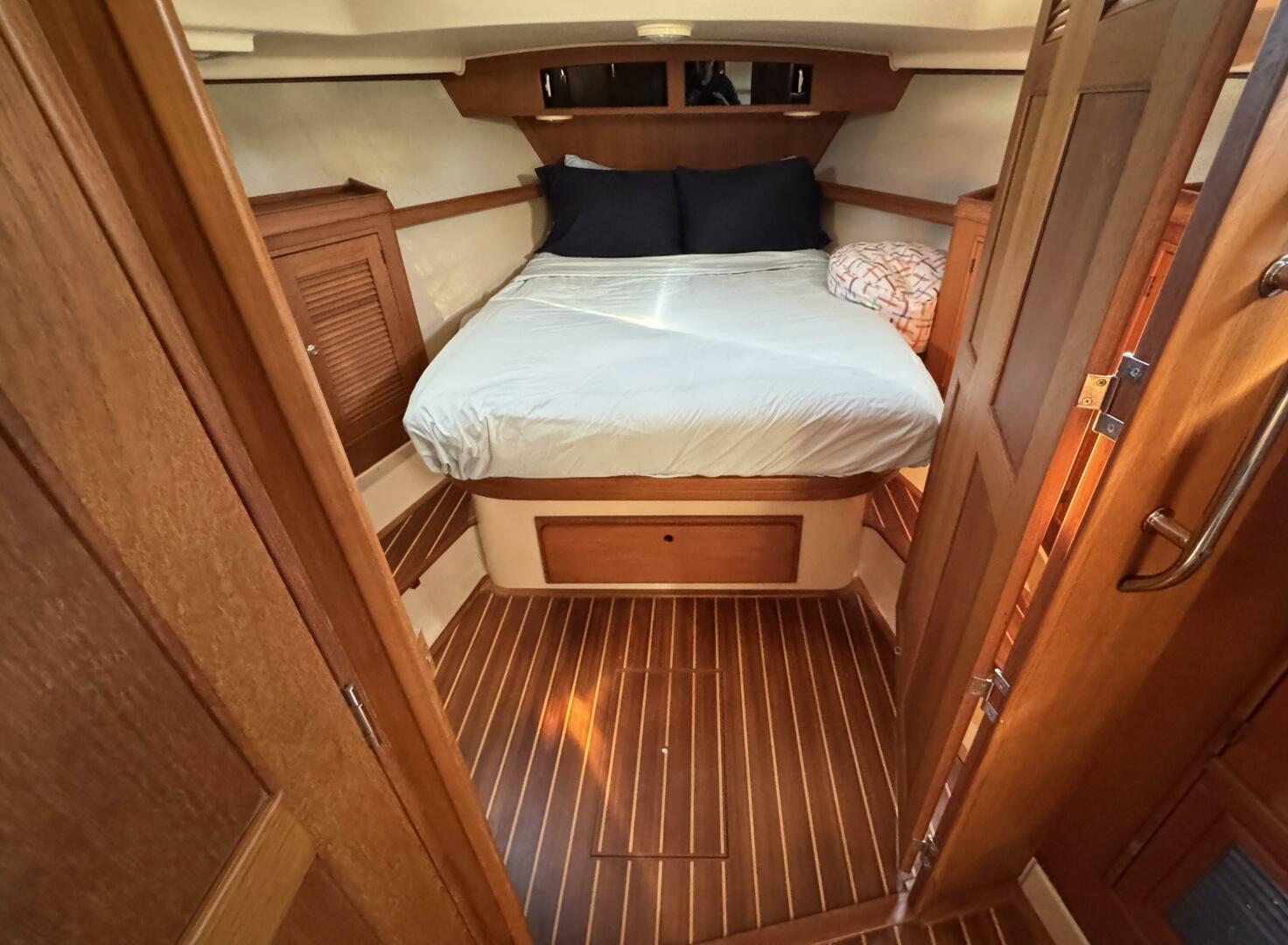 2004 Island Packet 360 Hardtop Express Cruiser - Image 17