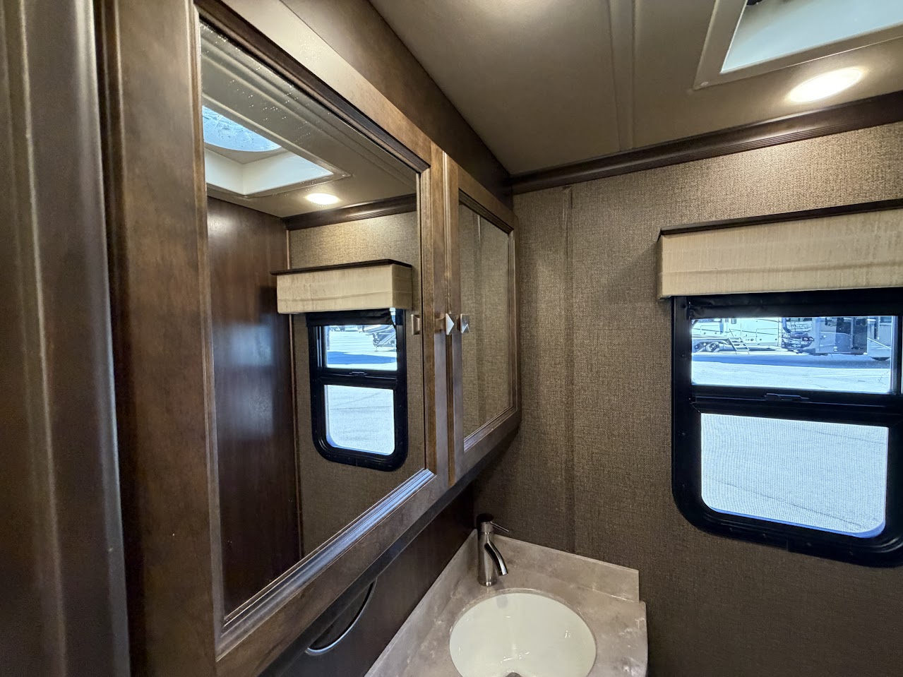 2017 TIFFIN ALLEGRO BREEZE 32BR - Image 28