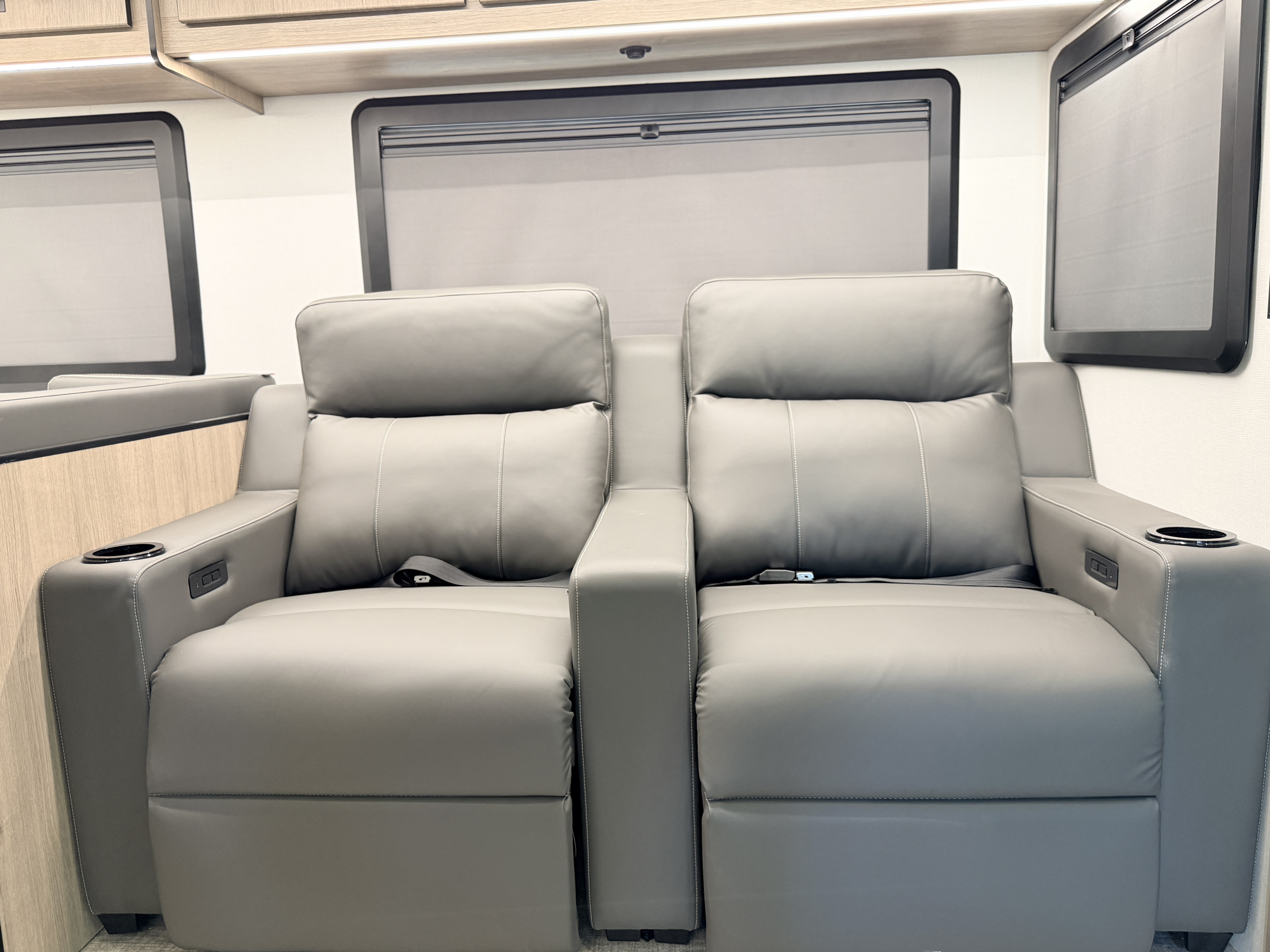 2027 Grand Design Lineage Series F 31ZW5 - Image 13