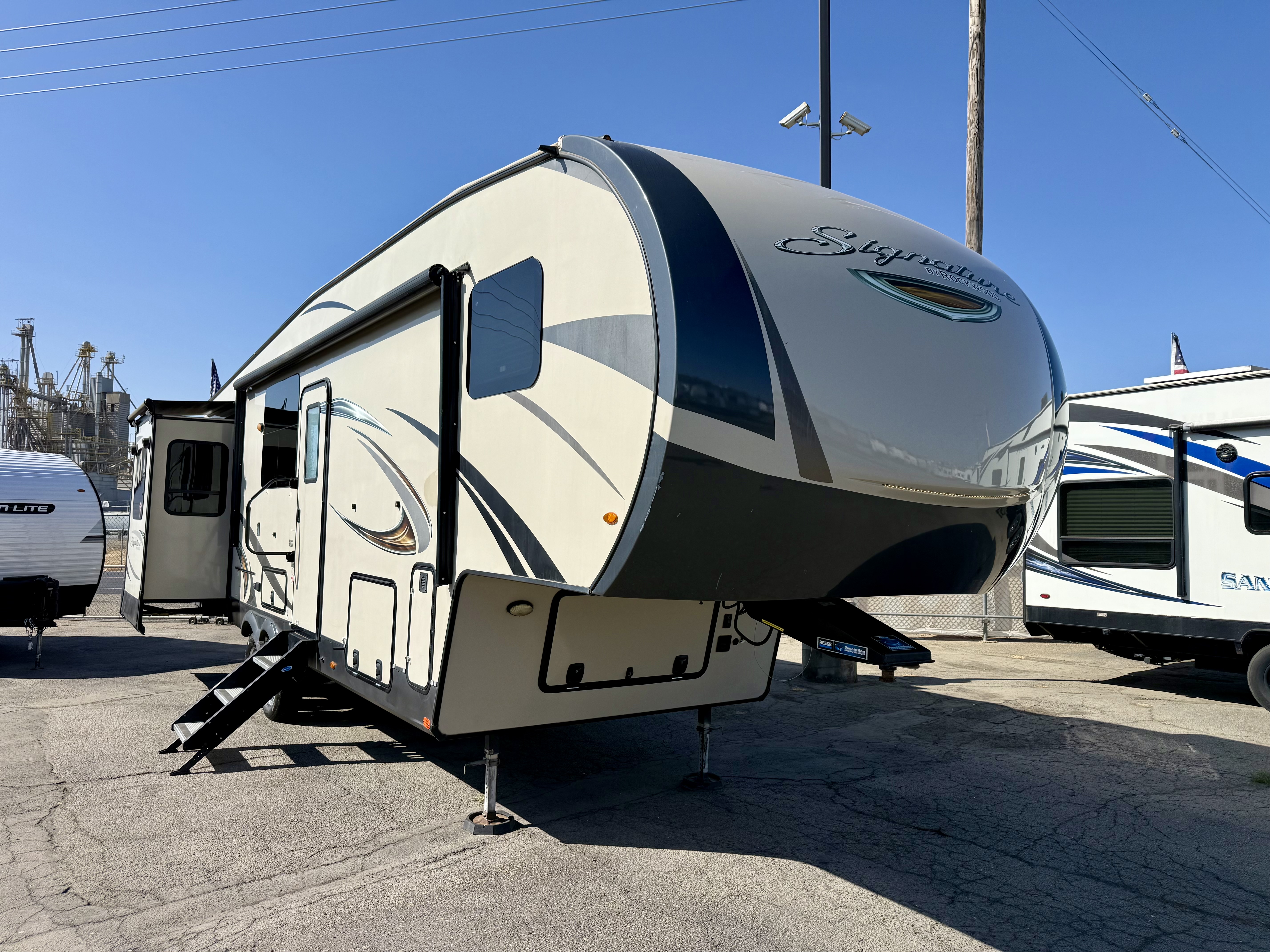 2019 Forest River Rockwood Signature Ultra Lite 8298WS - Image 2