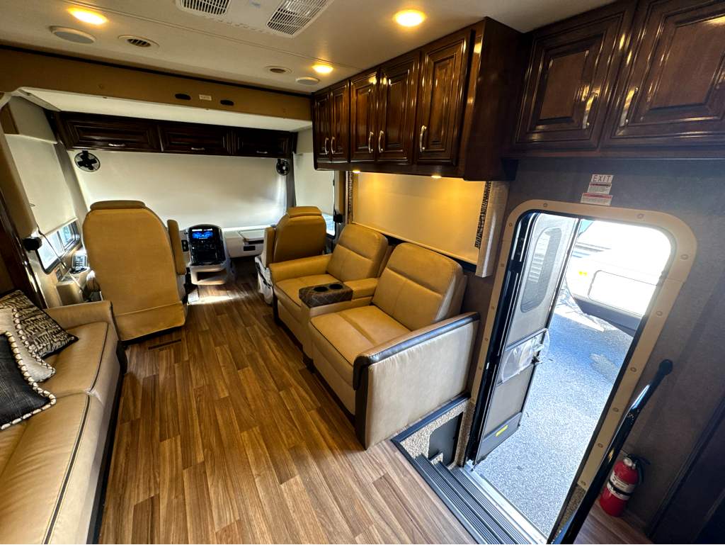 2019 THOR MOTOR COACH PALAZZO 37.4 - Image 8