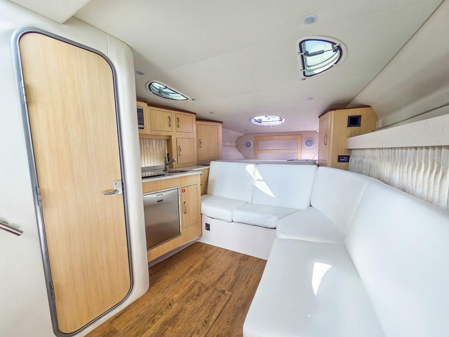 2026 Regal 33 XO Base - Image 32