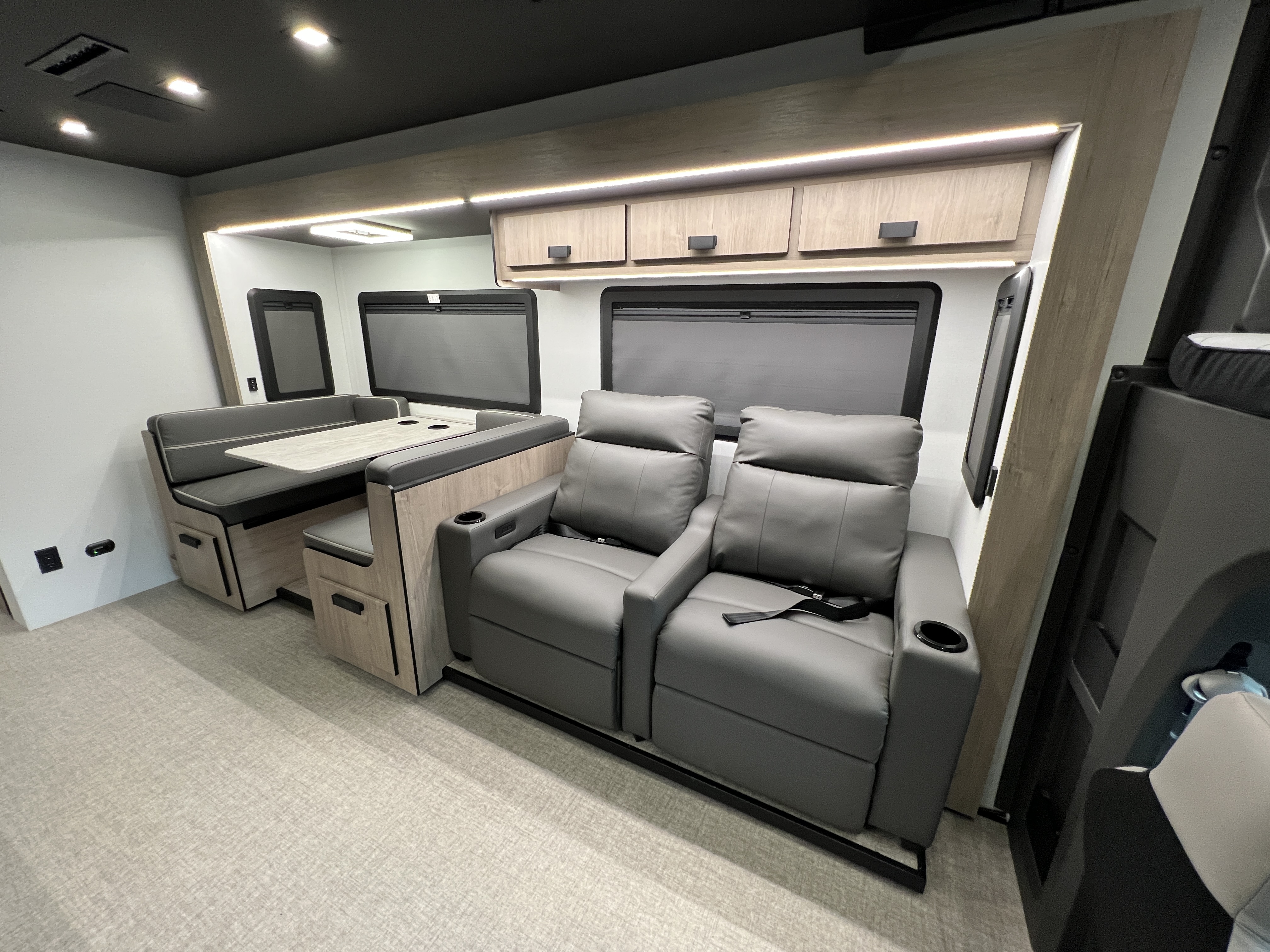 2027 Grand Design LINEAGE SERIES E 30DC - Image 23