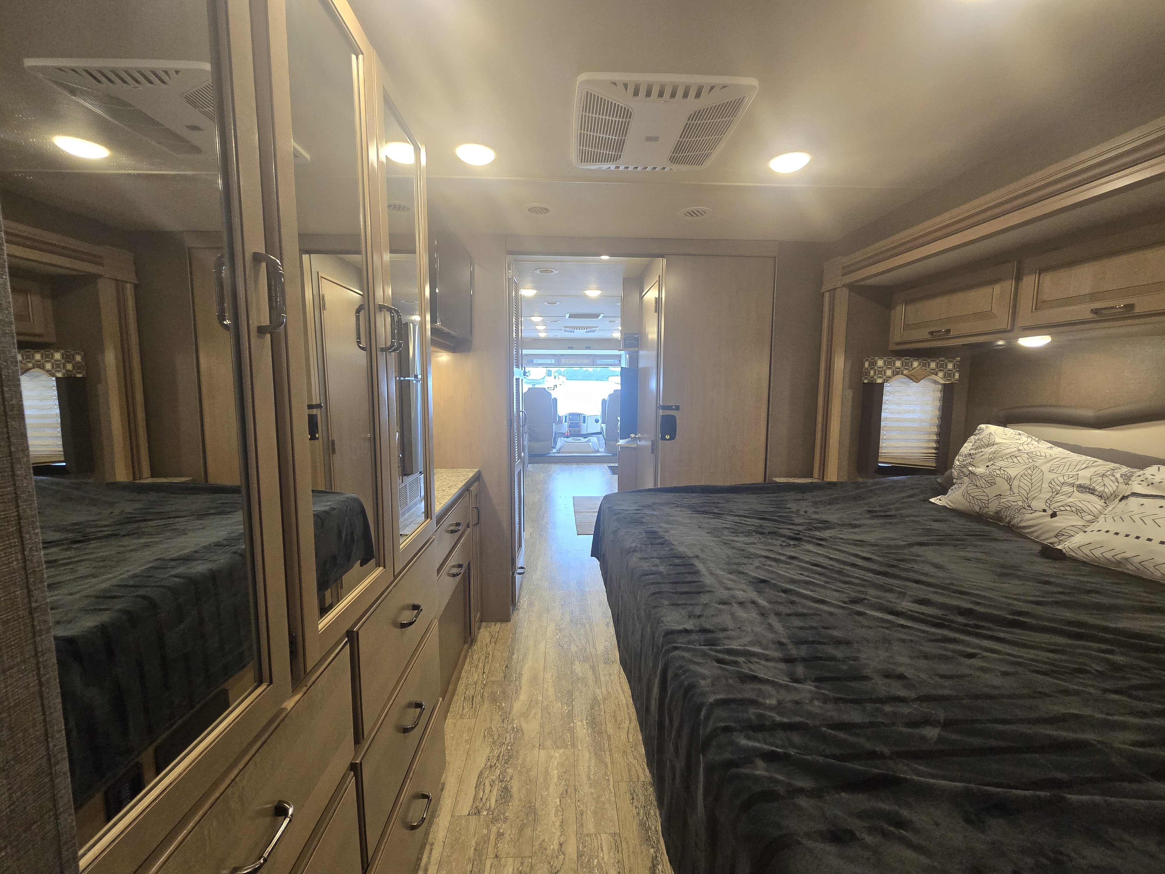 2018 Thor Motor Coach Hurricane 35M - Image 21