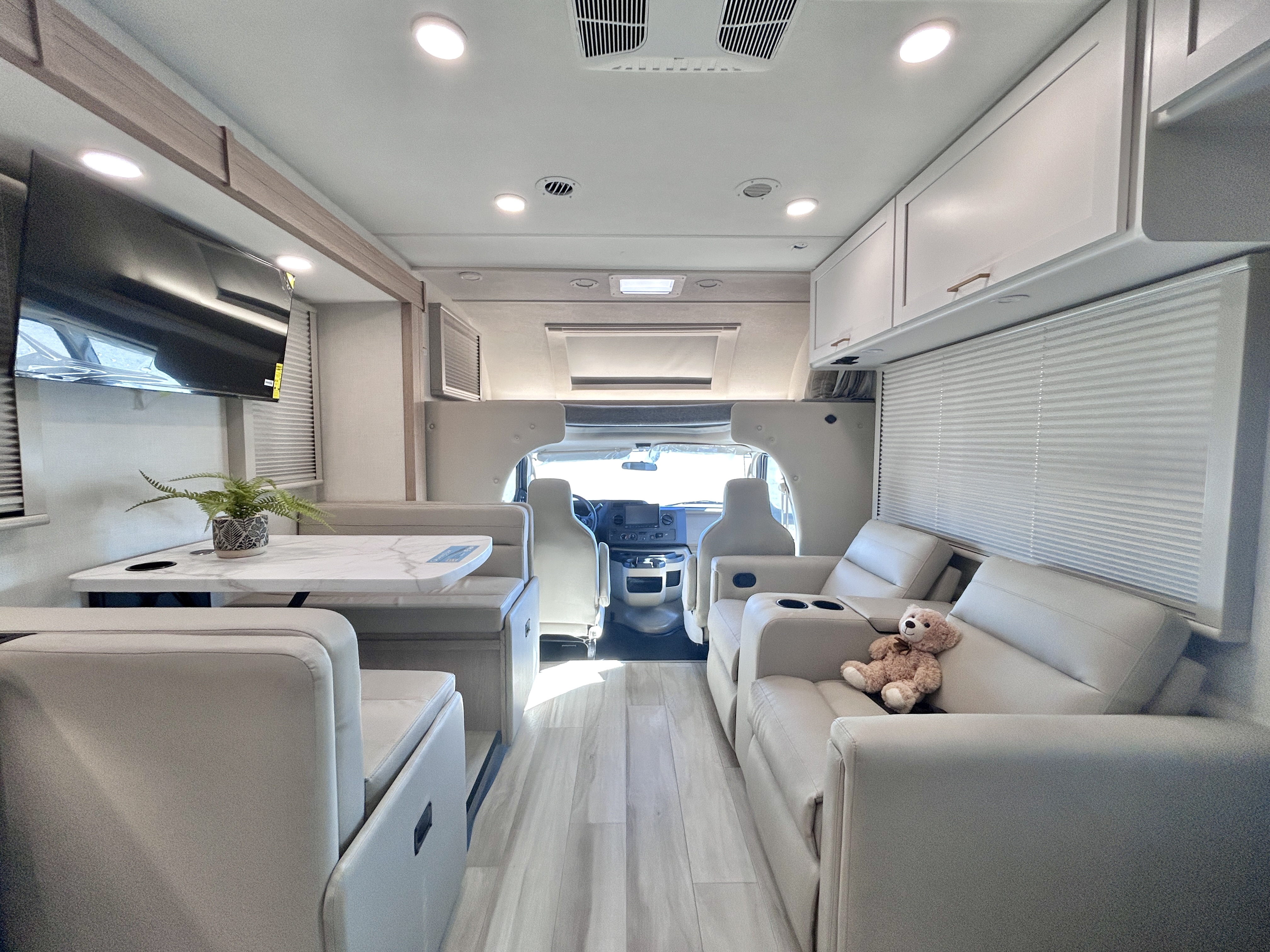 2027 Thor Motor Coach QUANTUM KW29 - Image 10