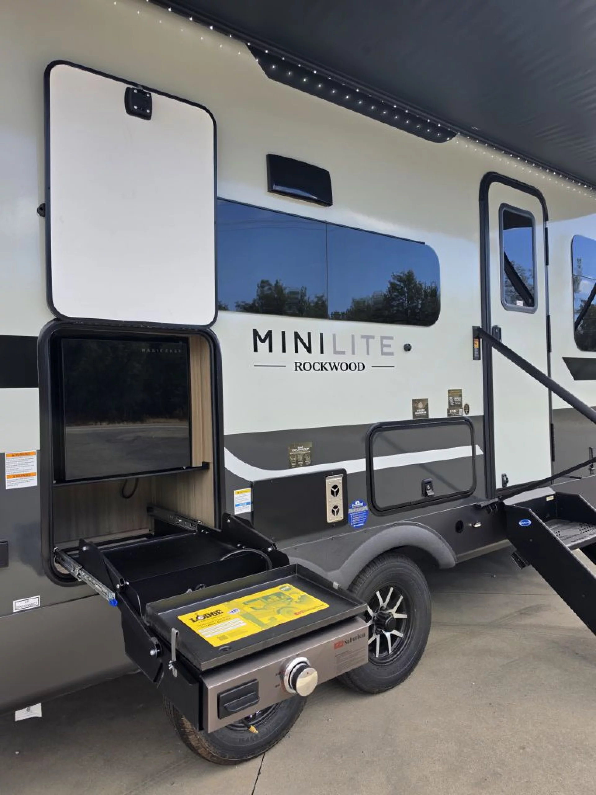 2027 FOREST RIVER ROCKWOOD MINI LITE 2213S - Image 4
