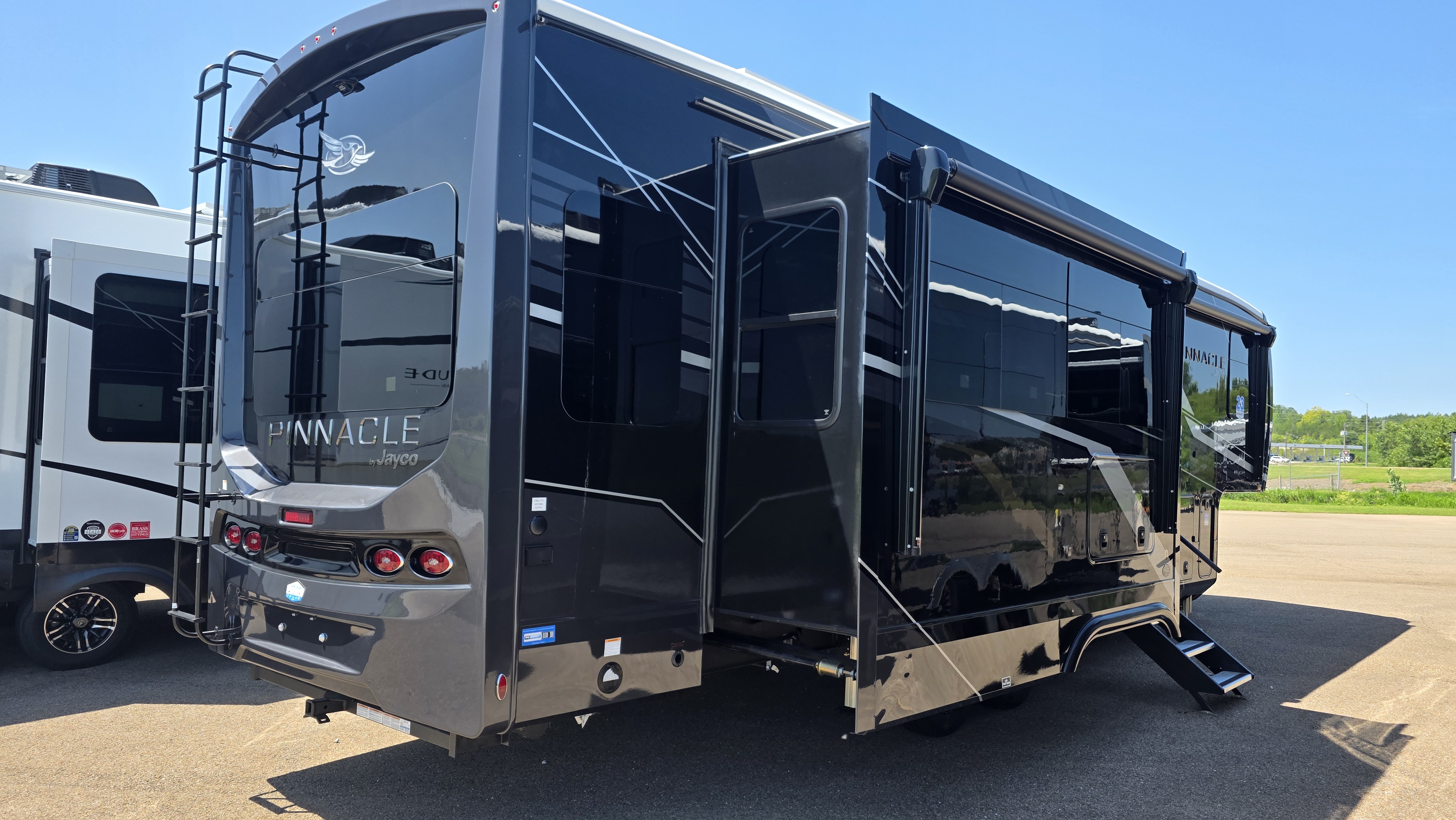 2027 JAYCO PINNACLE 32RLTS - Image 4
