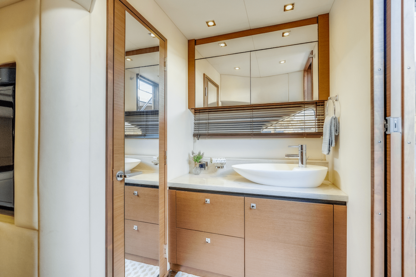 2013 Sea Ray 510 SUNDANCER - Image 36