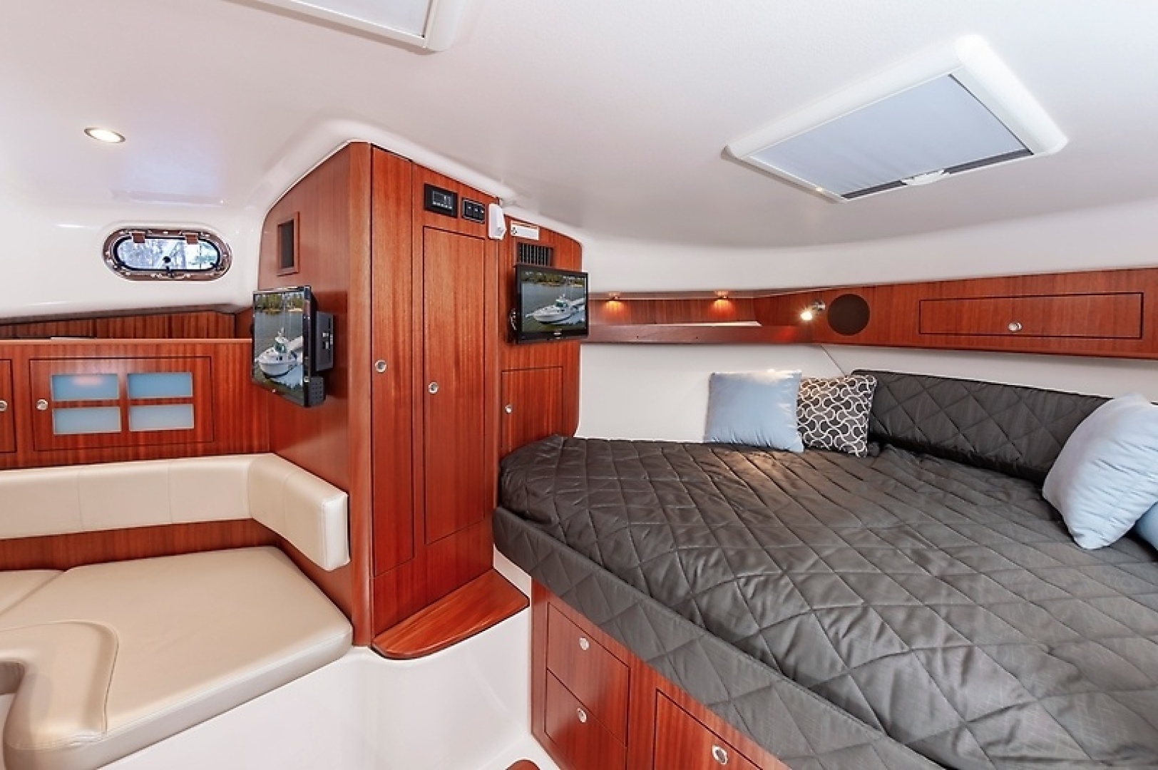 2015 PURSUIT 385 OS Base - Image 33