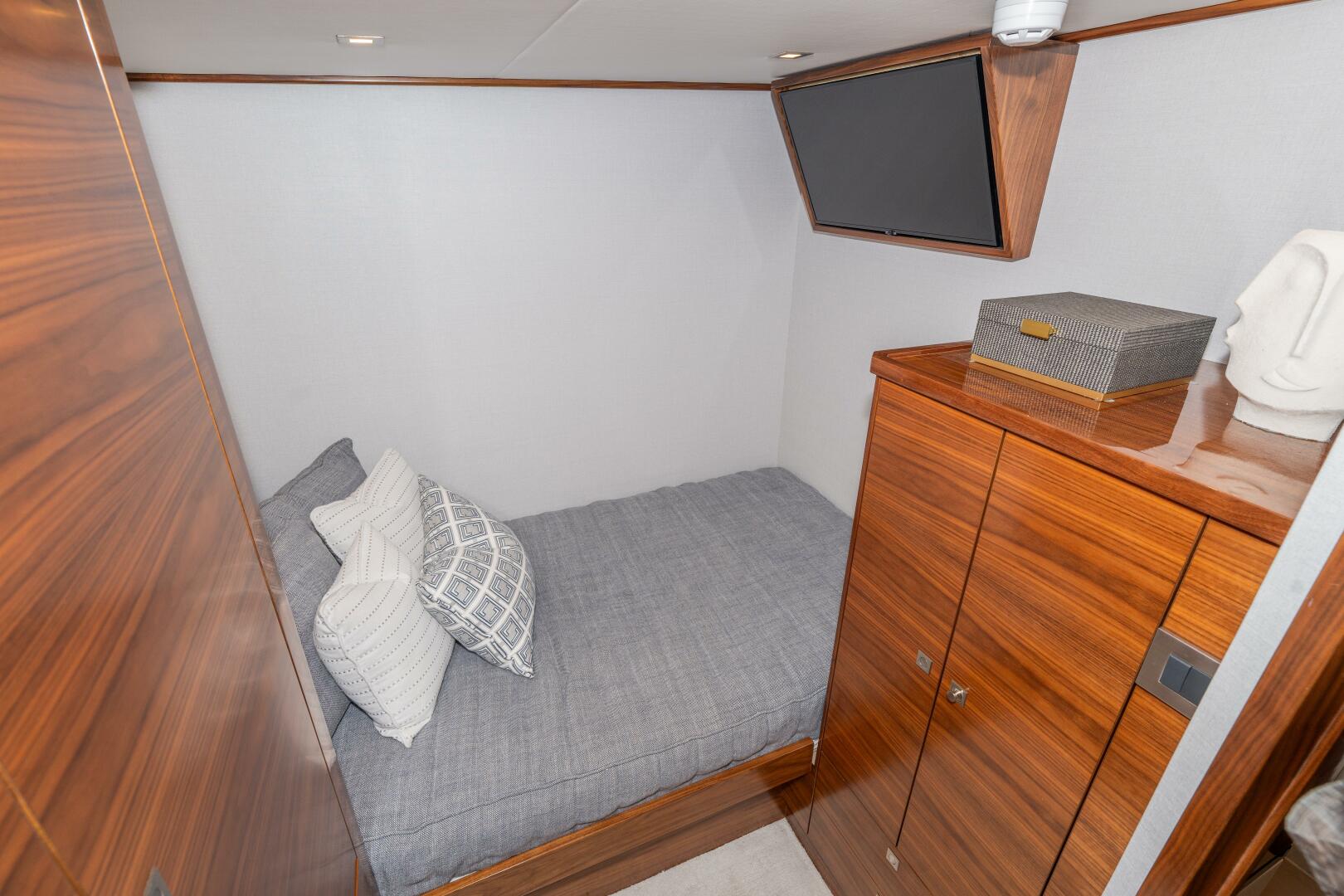 2025 Viking 90 Convertible - Image 45