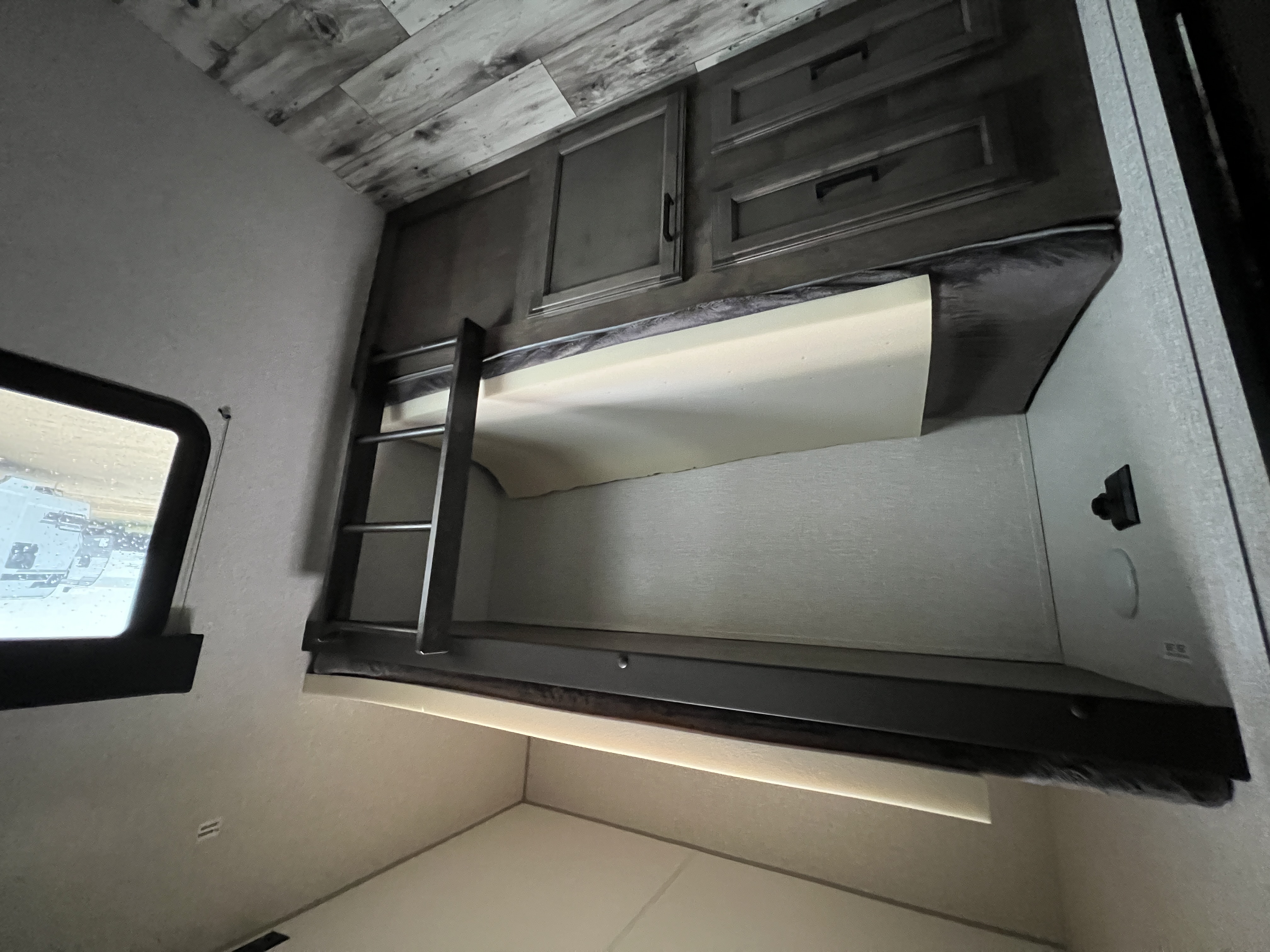 2022 VENTURE RV SPORTREK 327VIK - Image 38