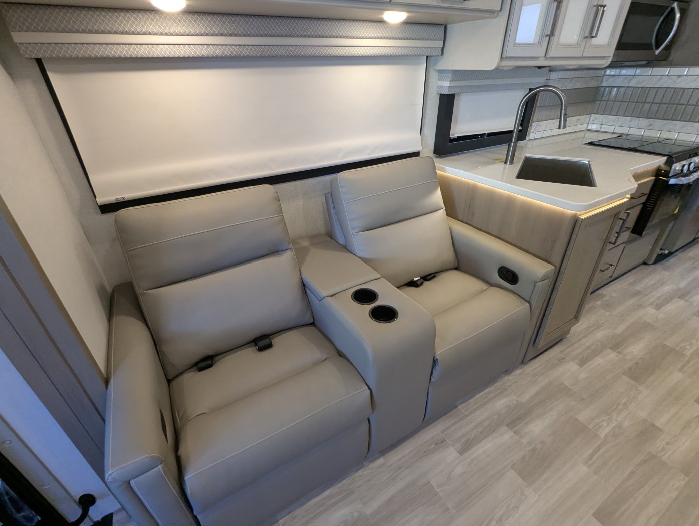 2026 Thor Motor Coach Windsport 35R - Image 16