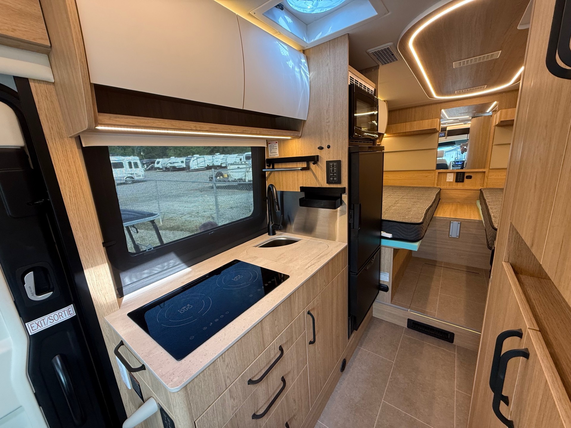 2026 LEISURE TRAVEL UNITY U24TBX - Image 6