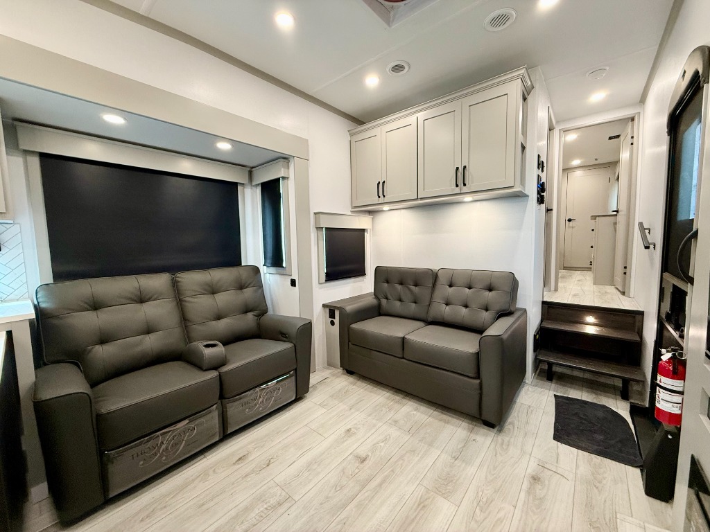 2026 High Country 325RK - Image 16