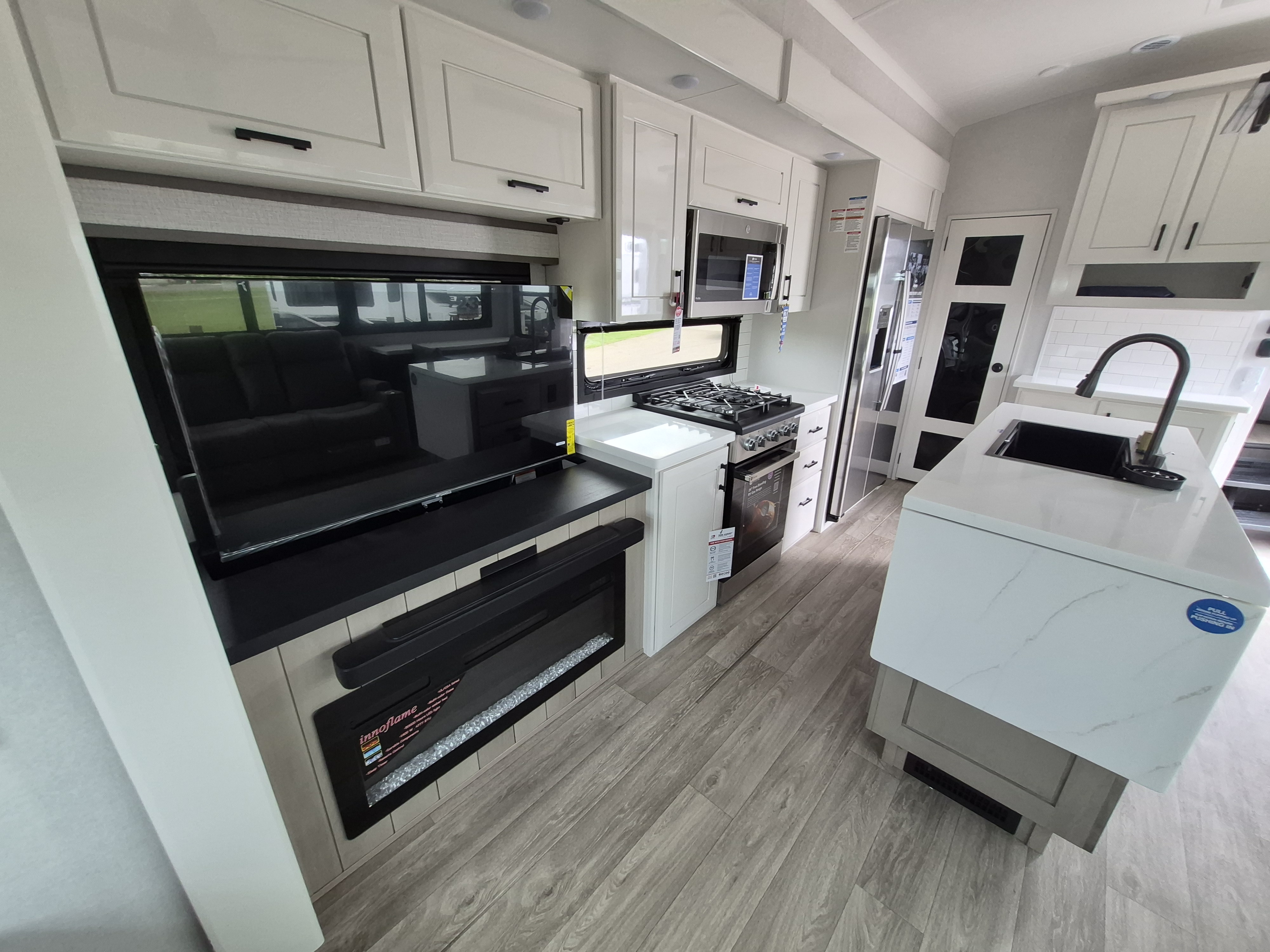 2027 JAYCO PINNACLE 32RLTS - Image 14