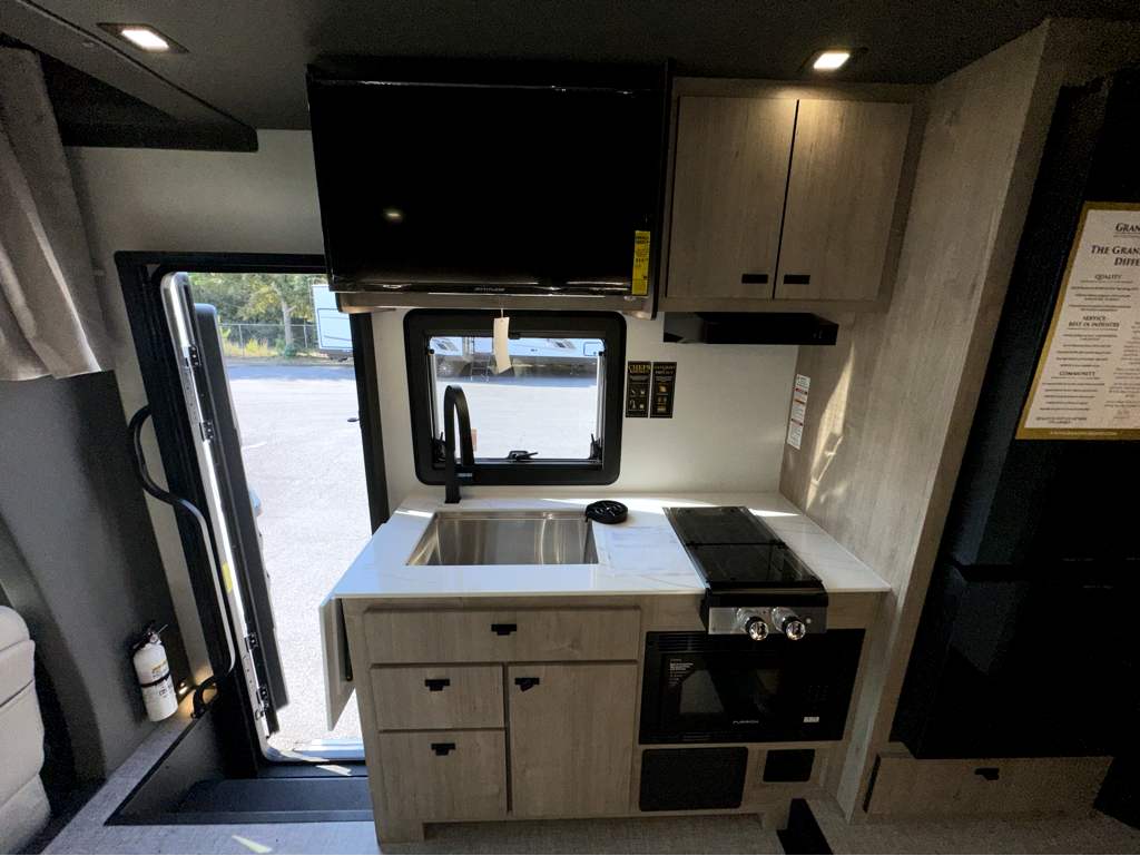 2026 Grand Design Lineage Series M 25TK - Image 17