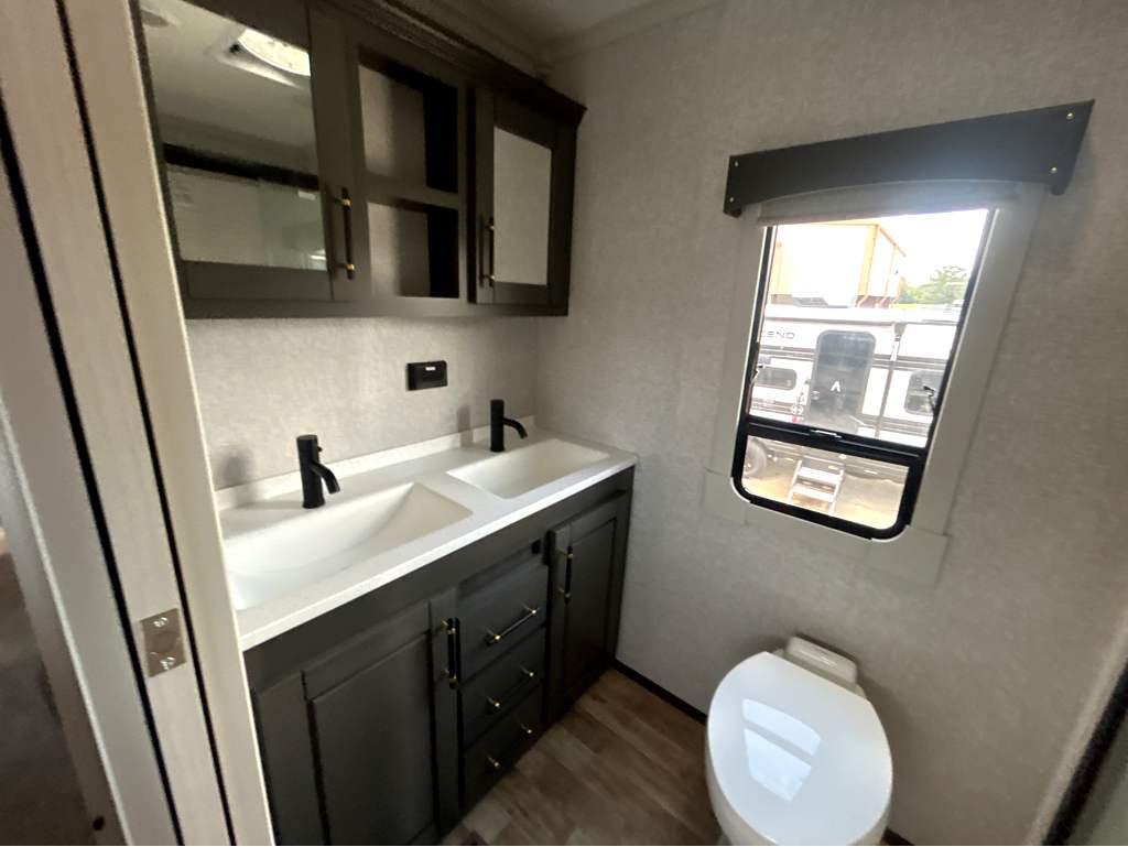 2025 CROSSROADS REDWOOD REGENCY 3951BAM - Image 24
