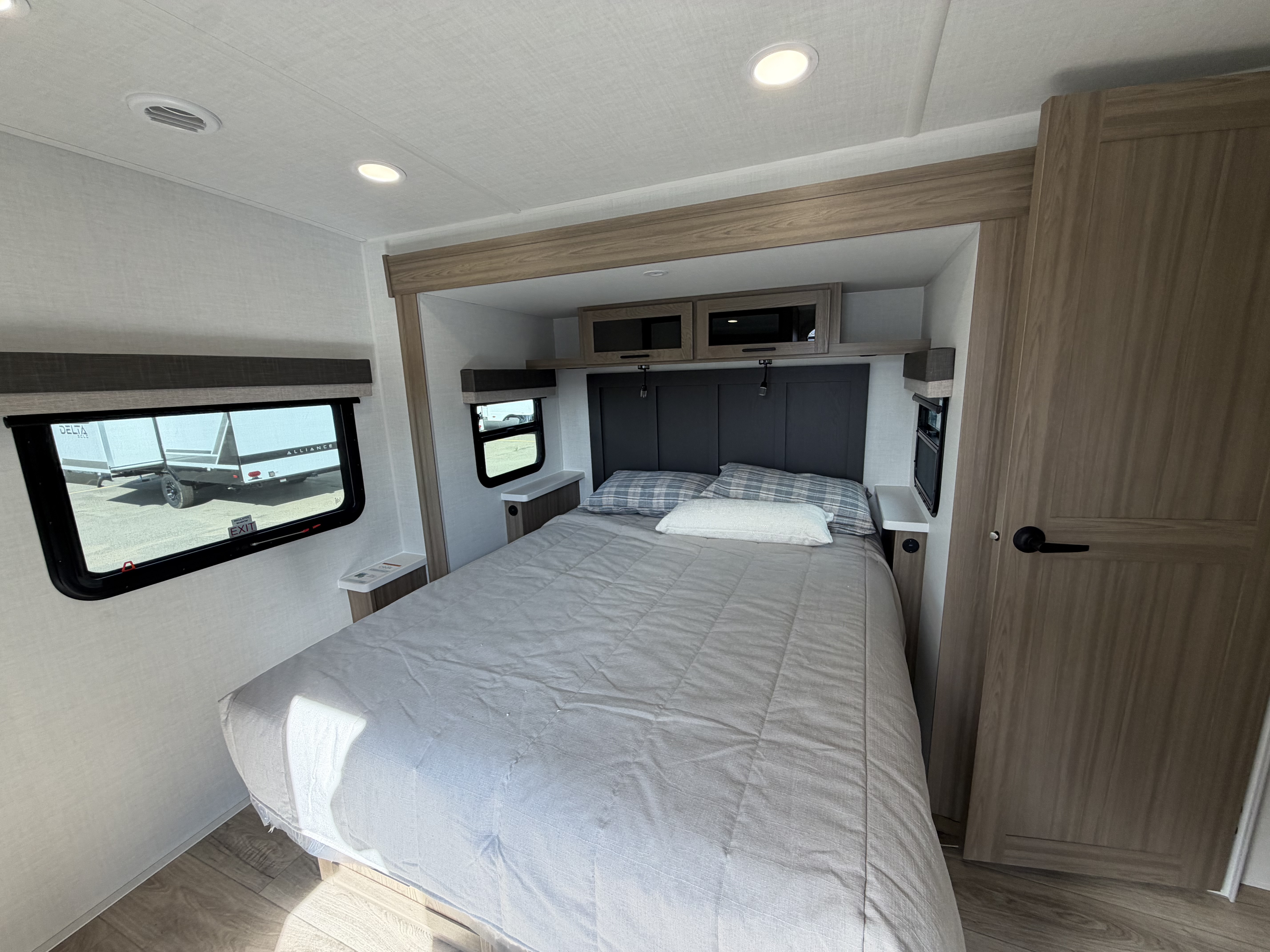 2027 Forest River Rockwood Ultra Lite 2608BS - Image 12