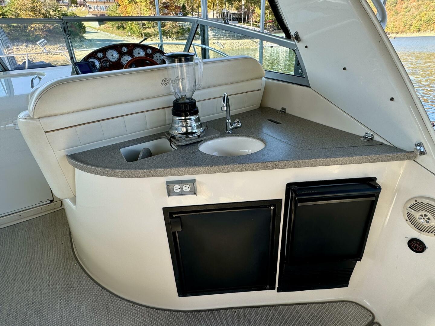 2004 Rinker 342 Fiesta Vee - Image 17