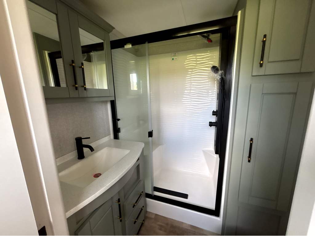 2025 CROSSROADS REDWOOD REGENCY 3881FKL - Image 20