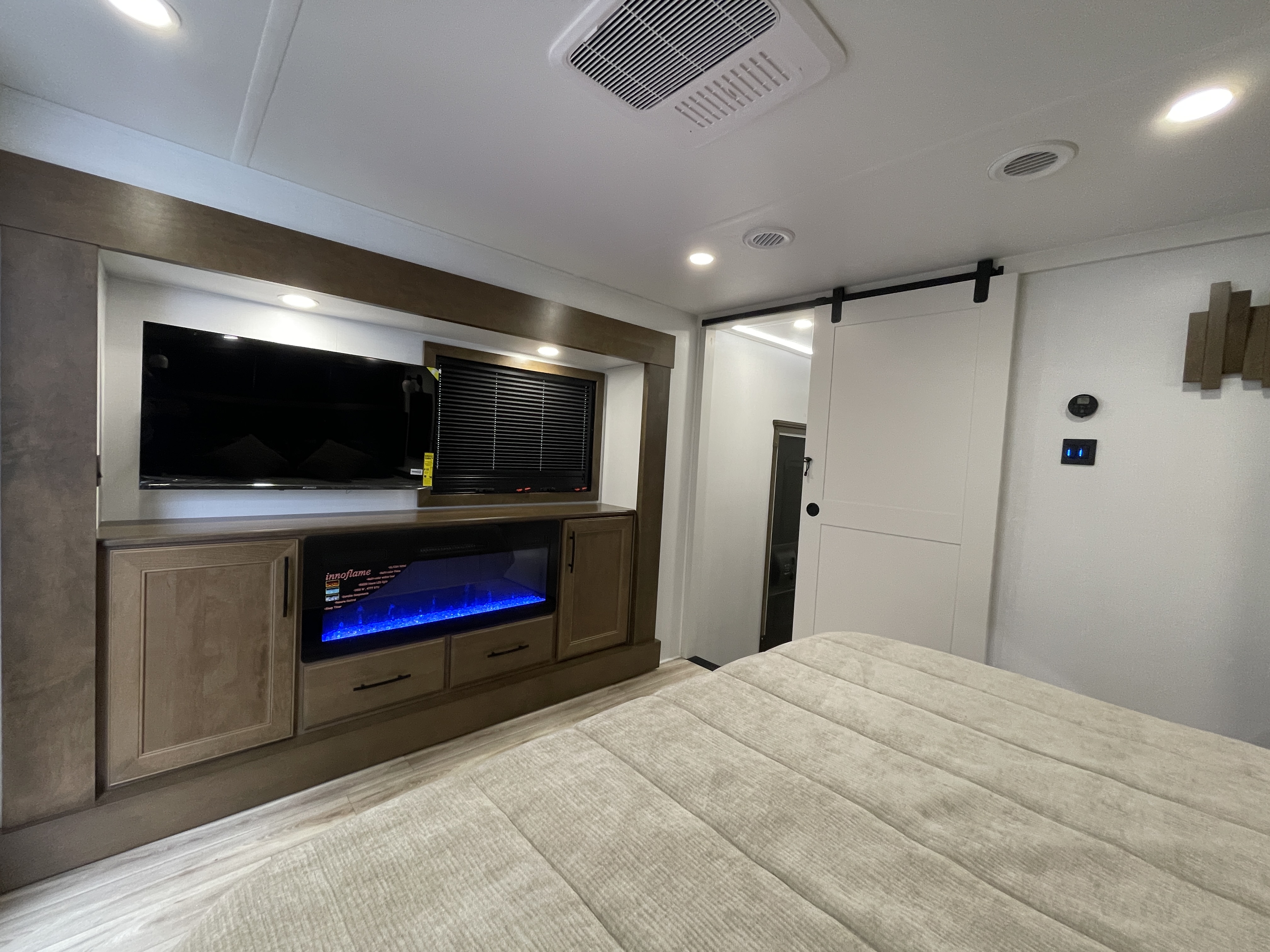2027 Keystone Montana 3900RK - Image 31