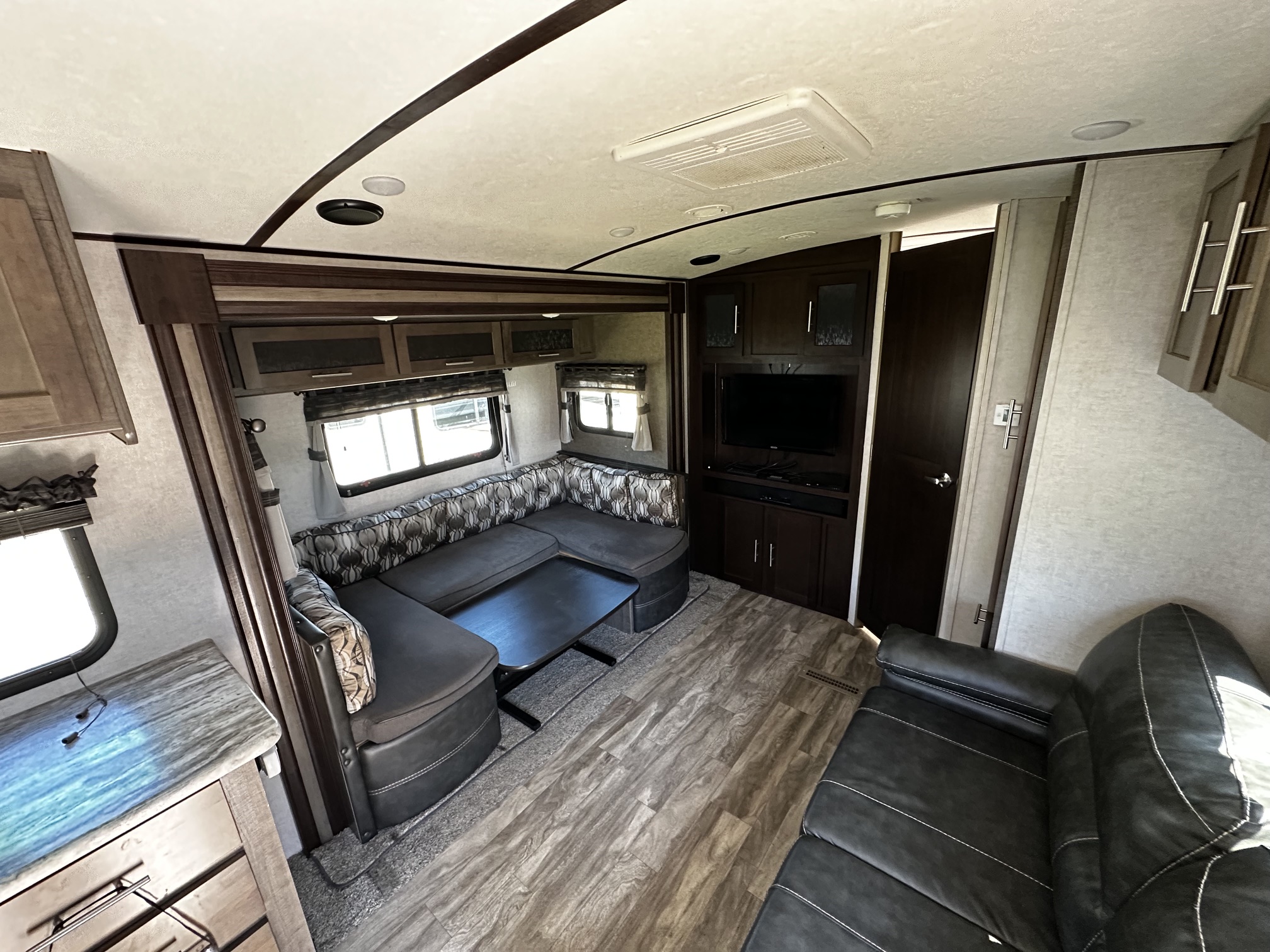 2019 Forest River Surveyor Luxury 251RKS - Image 8