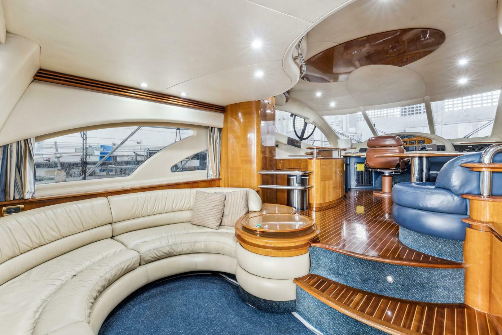 2005 Azimut 55 flybridge - Image 18