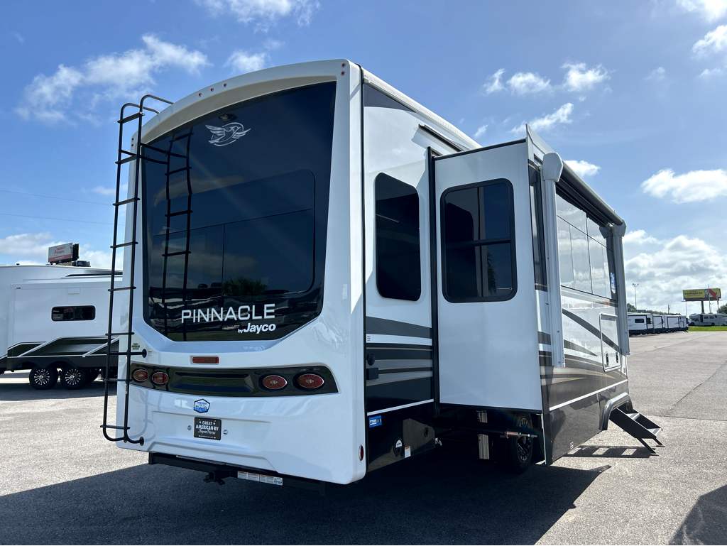 2027 JAYCO PINNACLE 32RLTS - Image 4