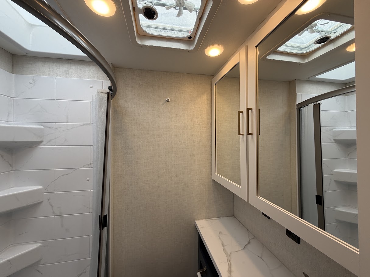 2027 THOR MOTOR COACH MAGNITUDE GA28 - Image 35