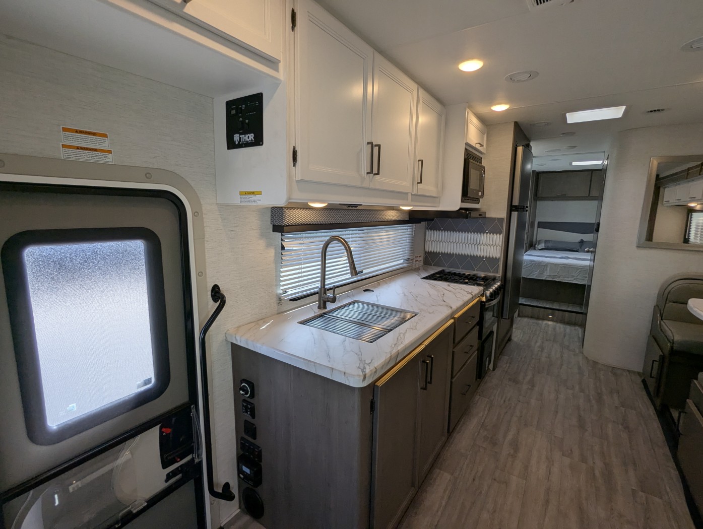 2025 Thor Motor Coach Four Winds 31MV - Image 12