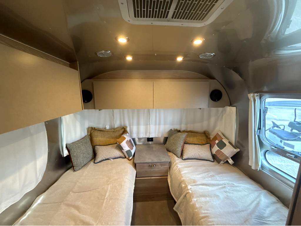 2027 AIRSTREAM FLYING CLOUD 25FBT - Image 26