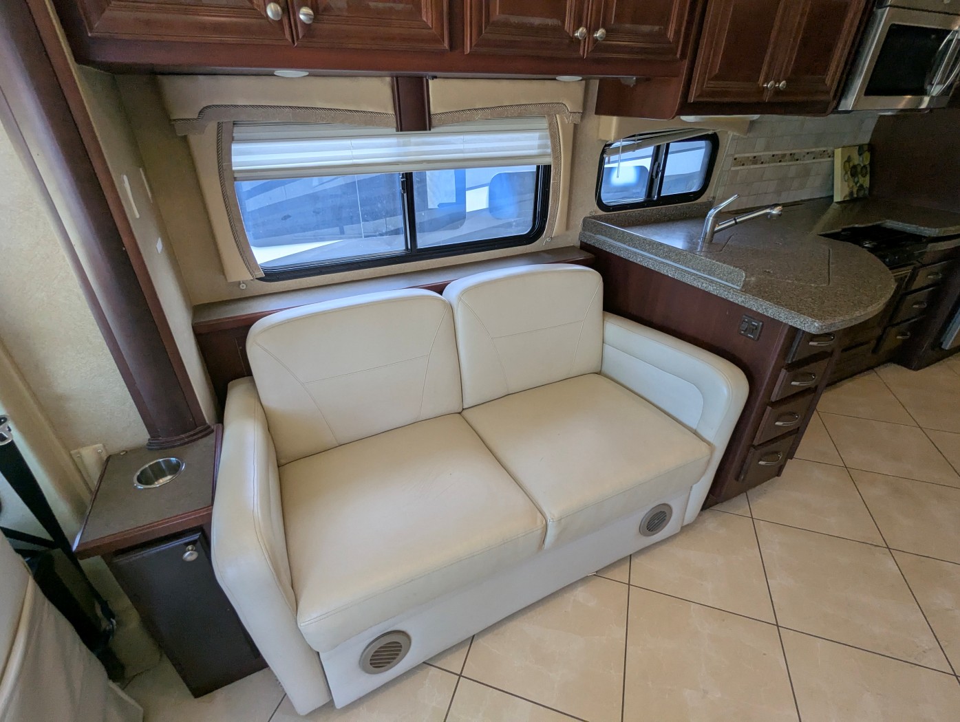 2011 DAMON ASTORIA 40KT - Image 15