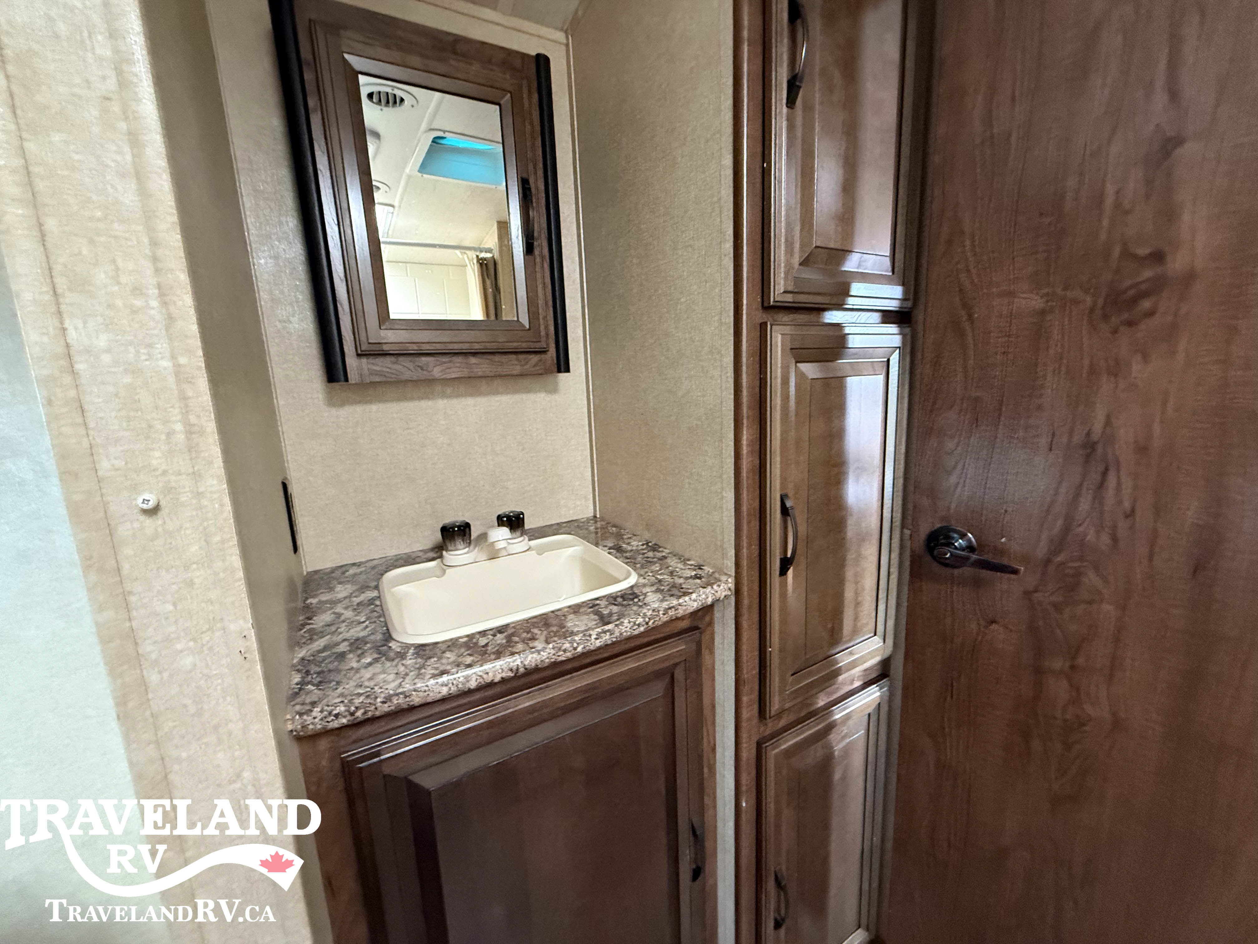 2017 Cruiser RV Radiance Touring R-24VSD - Image 17