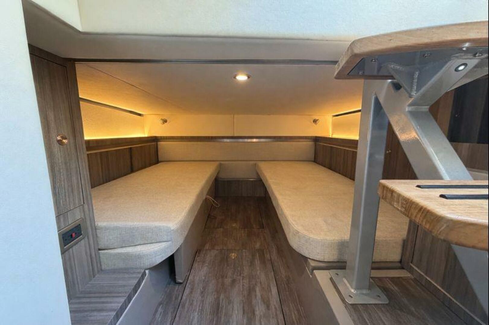 2023 Sea Ray 320 Outboard - Image 41