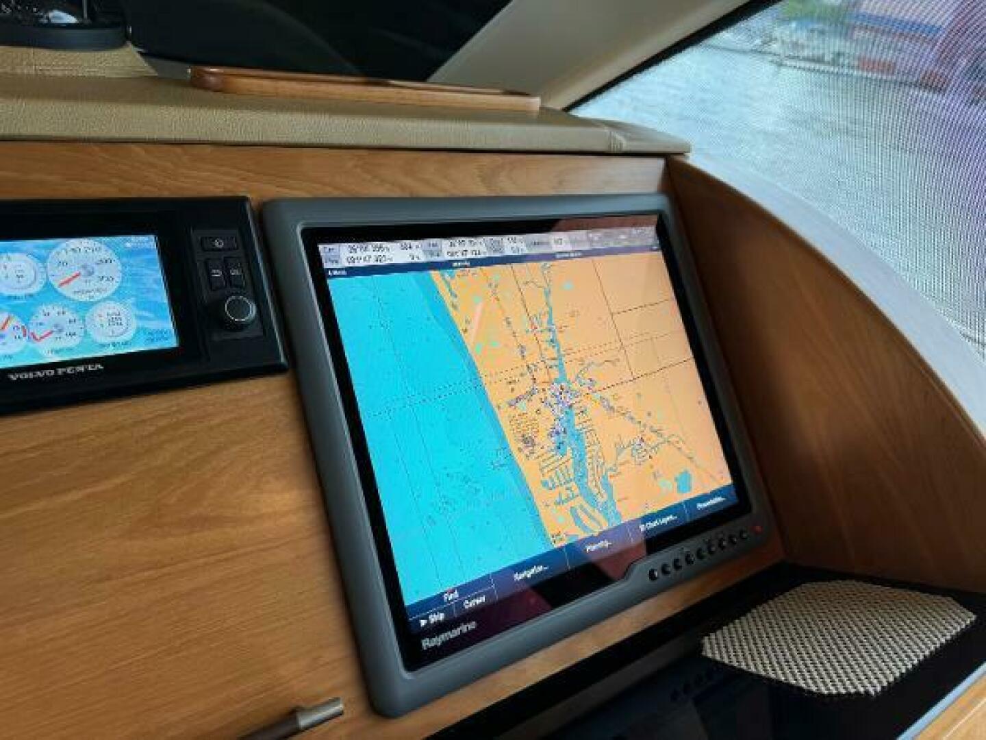 2010 Tiara Yachts 5800 Sovran - Image 30