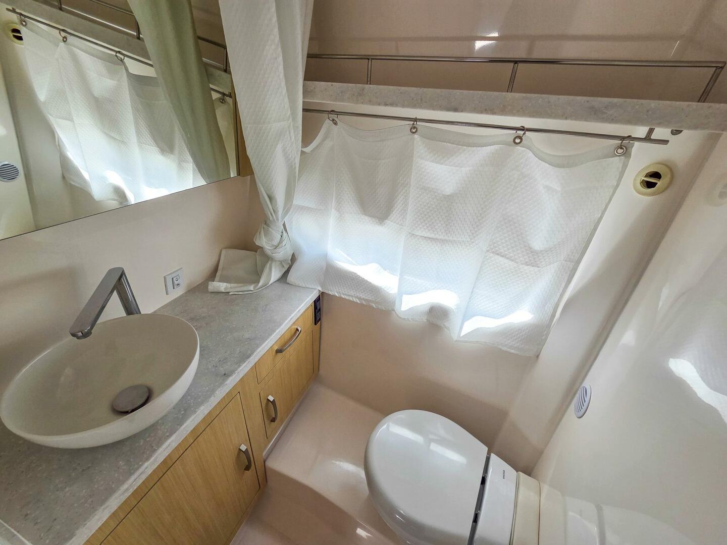 2026 Regal 33 XO Base - Image 39