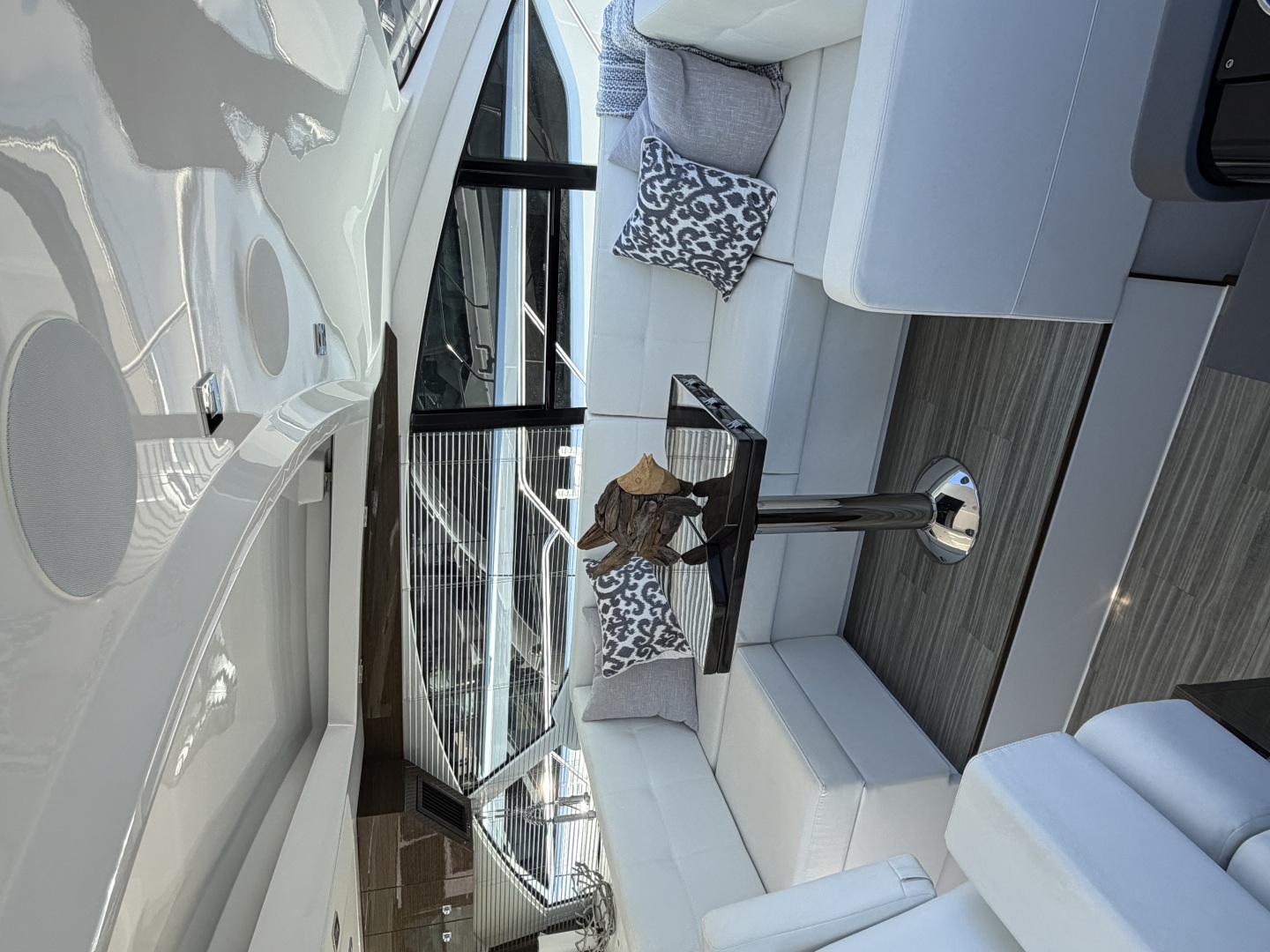 2020 Cruisers Yachts 50 CANTIUS - Image 9