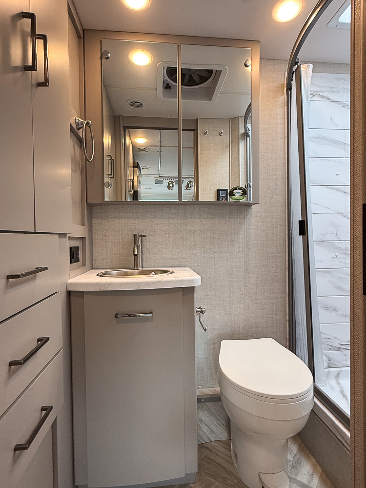 2025 THOR MOTORCOACH 24FB - Image 46